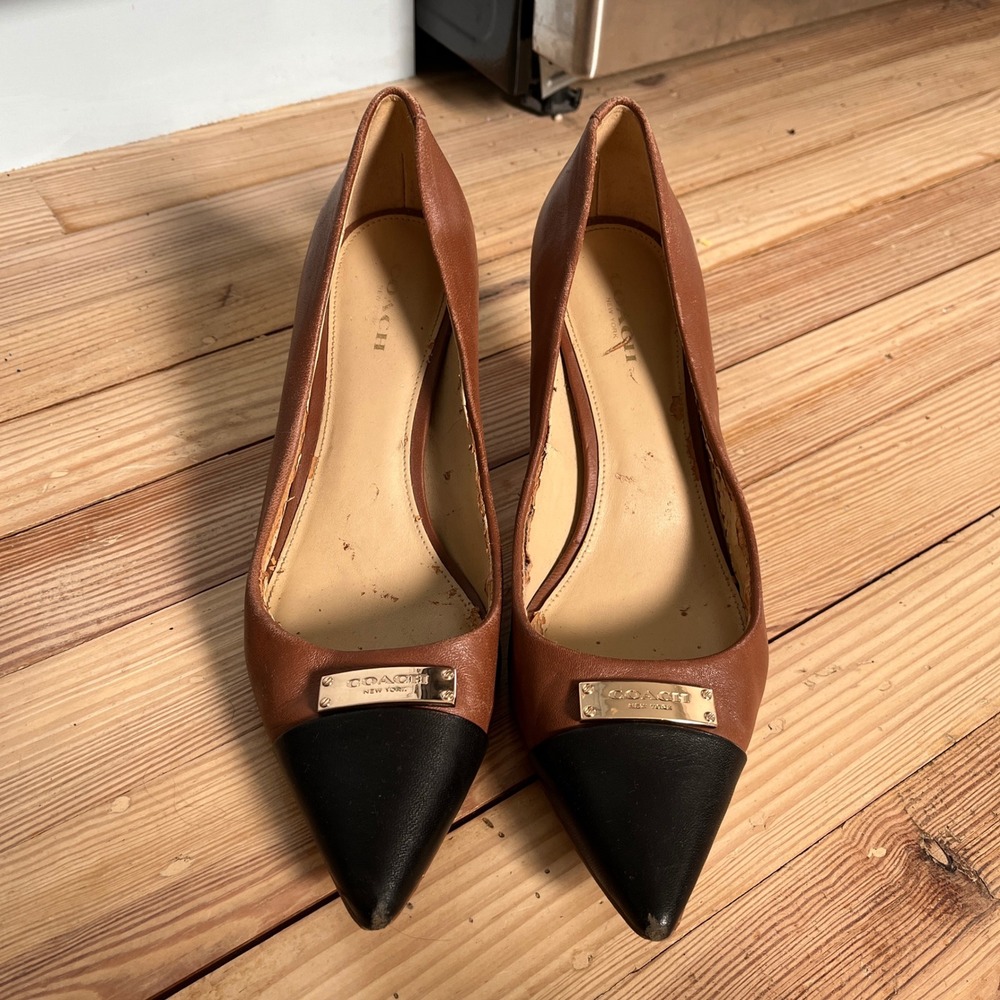 Coach New York Leather Cap Toe Pumps Tan Black Gold Logo Heels Size 8B - Picture 2 of 9
